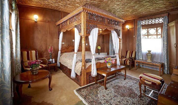 HARMUKH  Houseboat